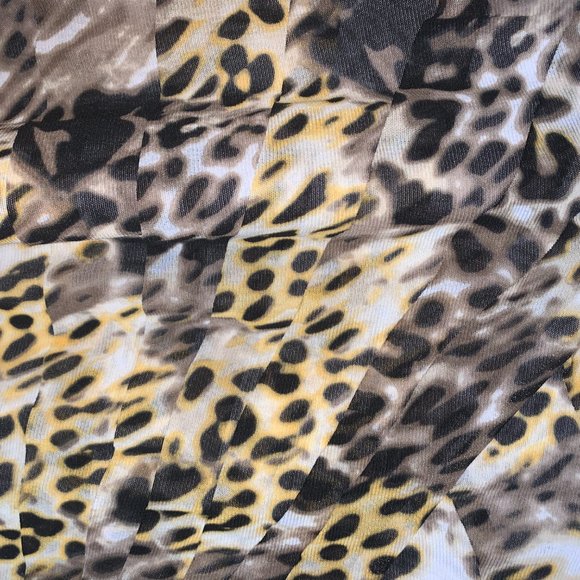 Professional top with cheetah print - Picture 2 of 3